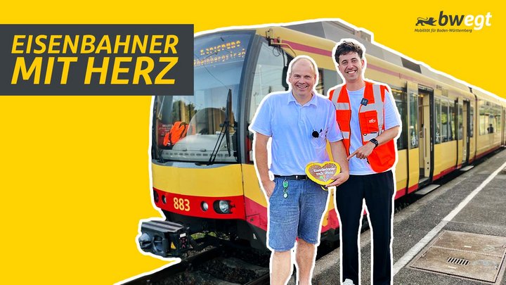 Zwei Männer stehen vor einer Bahn.