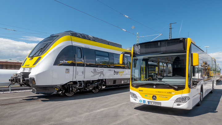 Ein Talent 3 Zug und ein bwregiobus stehen nebeneinander