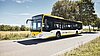 Ein bwregiobus fährt eine Landstraße entlang