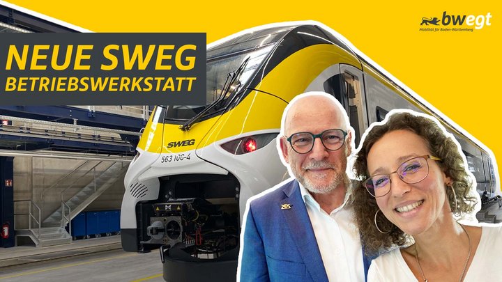 Frau steht mit Verkehrsminister Hermann vor einem Zug.