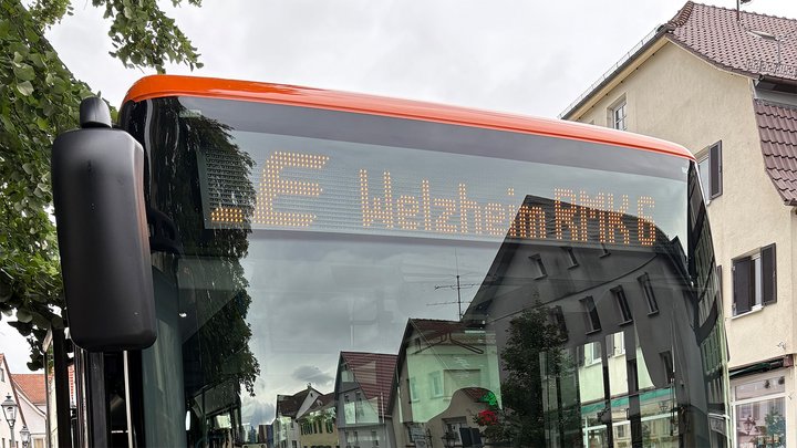 Ein bwregiobus mit der Aufschrift Welzheim auf dem Display