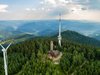 Panorama-Blick auf ein Bergplateau mit Turm und Sendemast.
