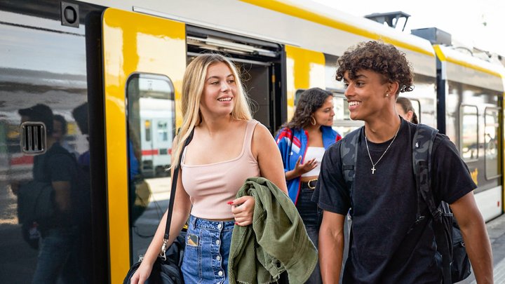 Jugendliche am Bahnhof
