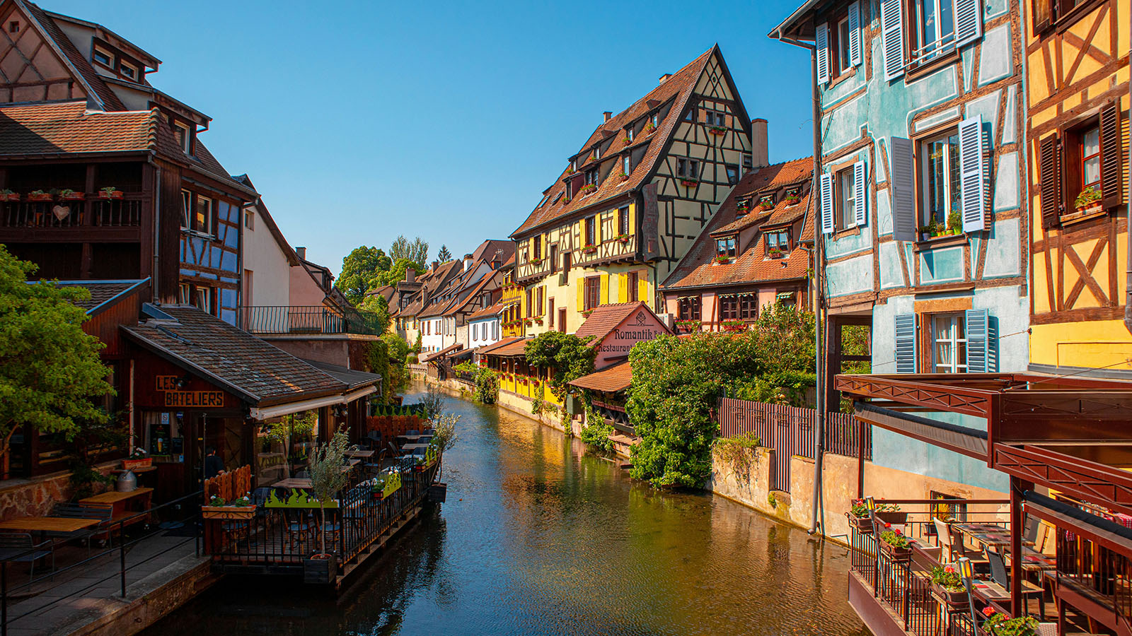 Ein französisches Stadtviertel, das von einem Fluss geteilt wird.