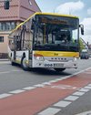 Ein bwregiobus, der links abbiegt.