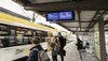 Mehrere Personen warten am Bahnhof und ein bwegt-Zug fährt ein