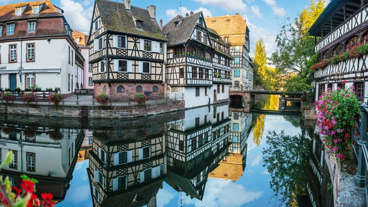 Die Altstadt von Straßburg mit Fachwerkhäusern und einem Fluss