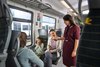 Fahrkartenkontrolle in einem bwegt-Zug von einer Familie mit Kindern