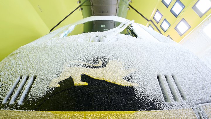 Vereister bwegt-Doppelstockzug im Klima-Wind-Kanal Wien beim Extremwettertest für Baden-Württemberg. Die schwarz-gelbe Front ist mit Schnee und Eis bedeckt.