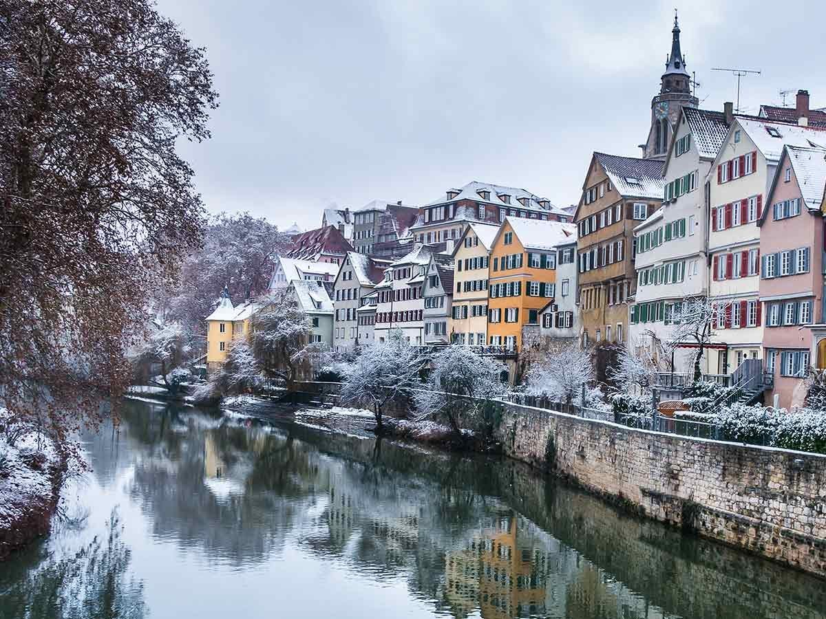 Neckarfront in Tübingen im Winter.