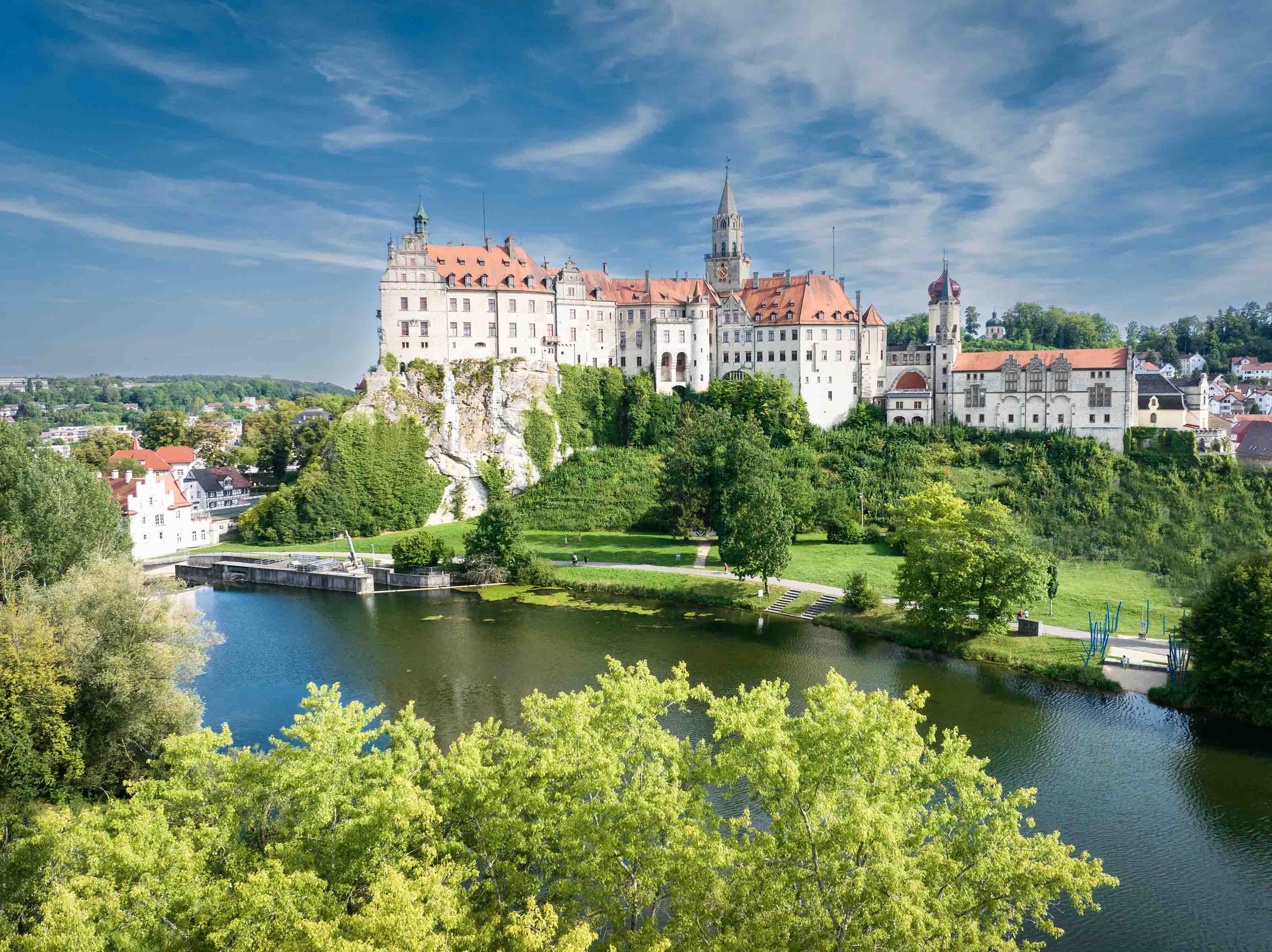 Das Hohenzollernschloss Sigmaringenauf den grün bewachsenen Felsen hoch über der Donau 