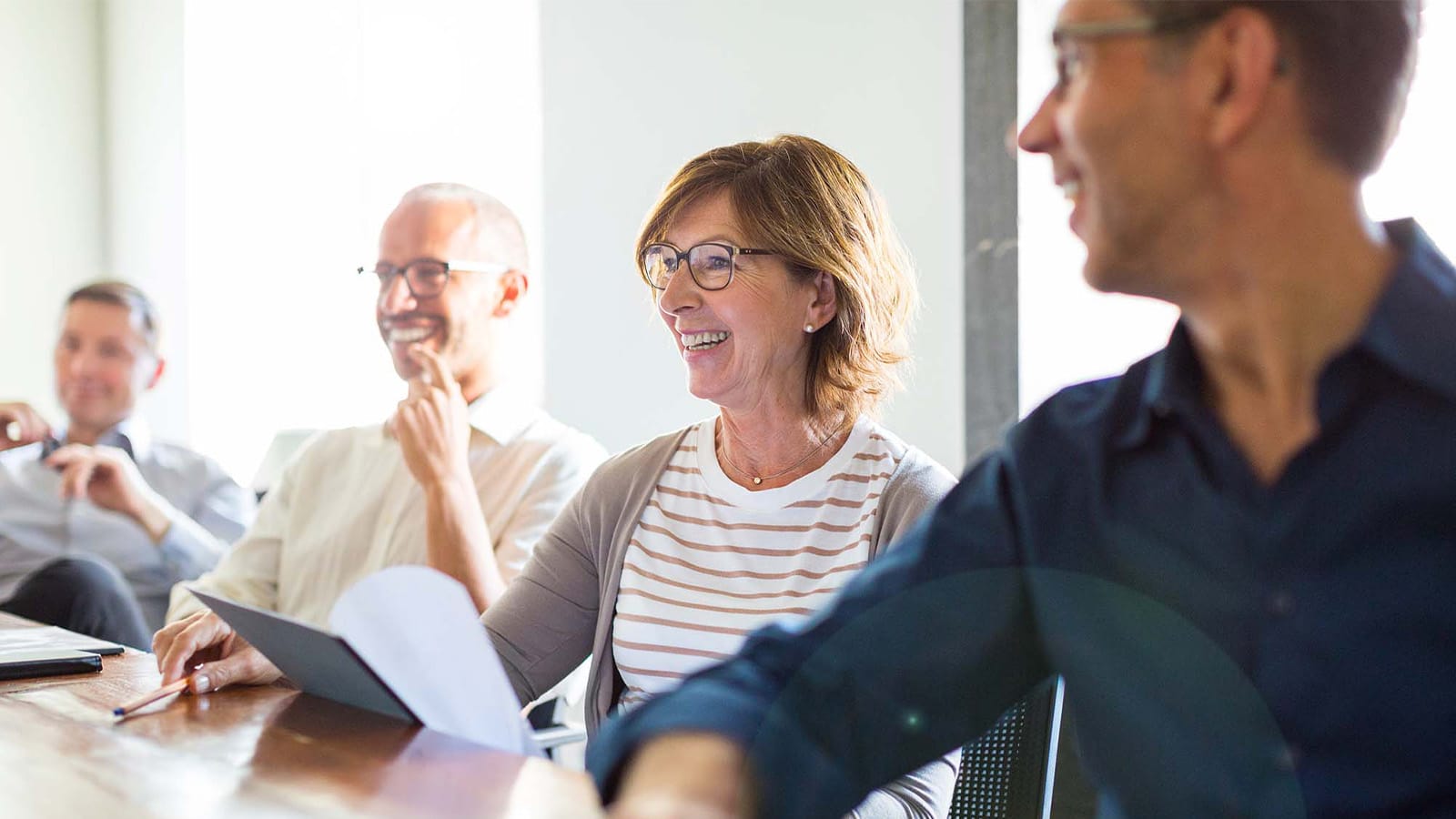 Team Besprechung von vier Mitarbeitenden