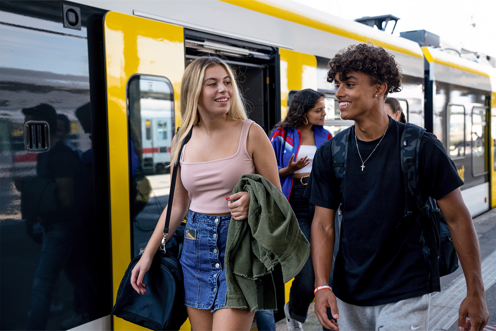 Jugendliche am Bahnhof