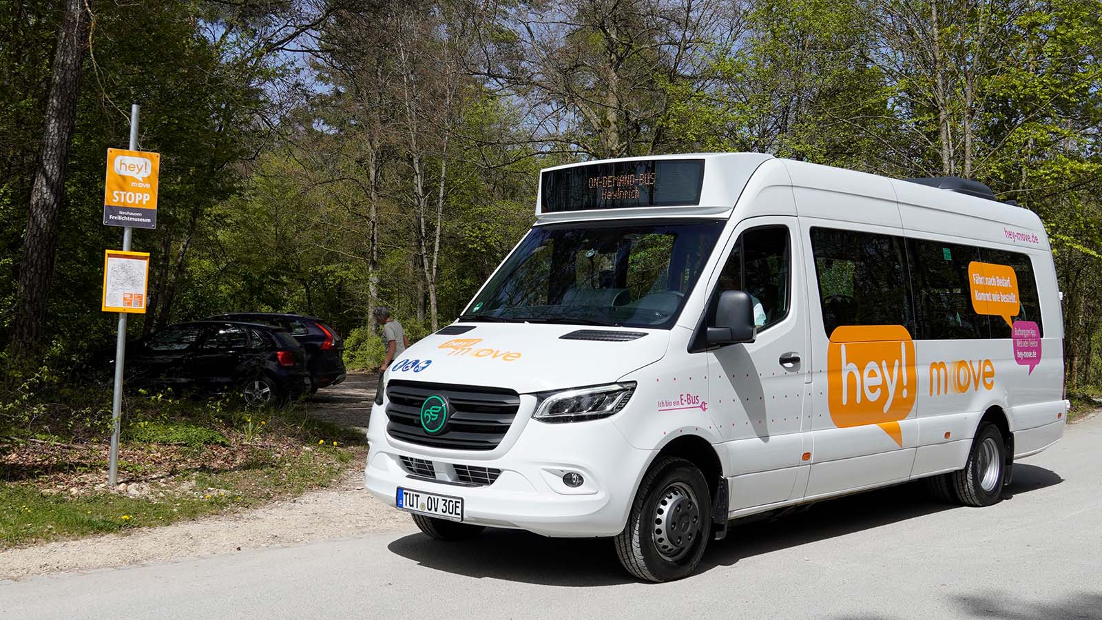 Hey! Move Shuttle-Bus steht in Tuttlingen an einer Haltestation geparkt.