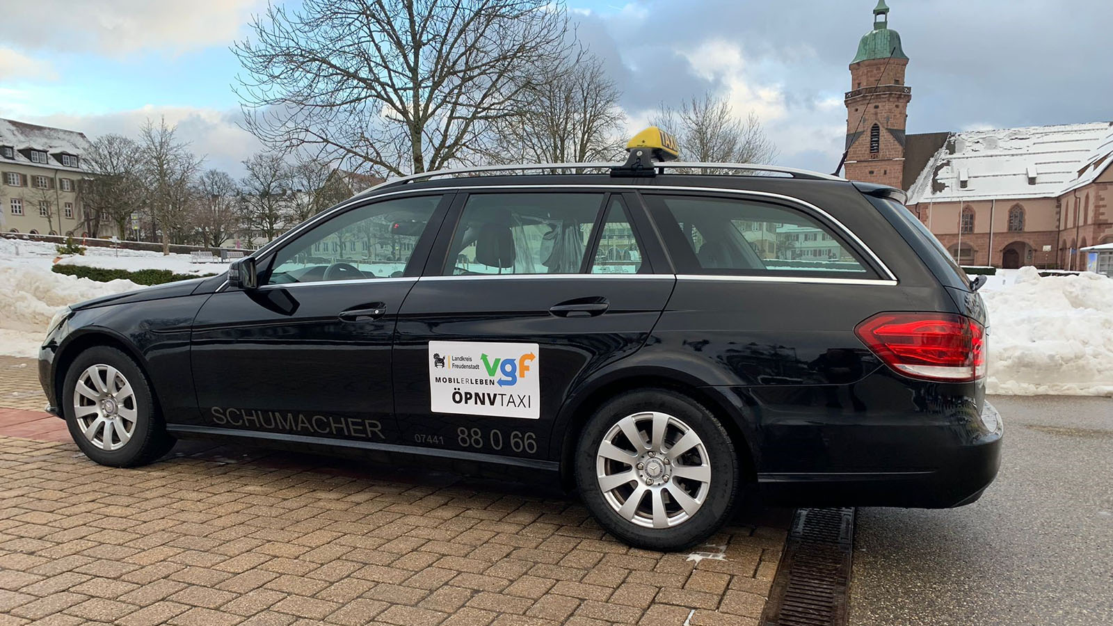 Ein mobil(er)leben Shuttle steht geparkt in Freudenstadt.