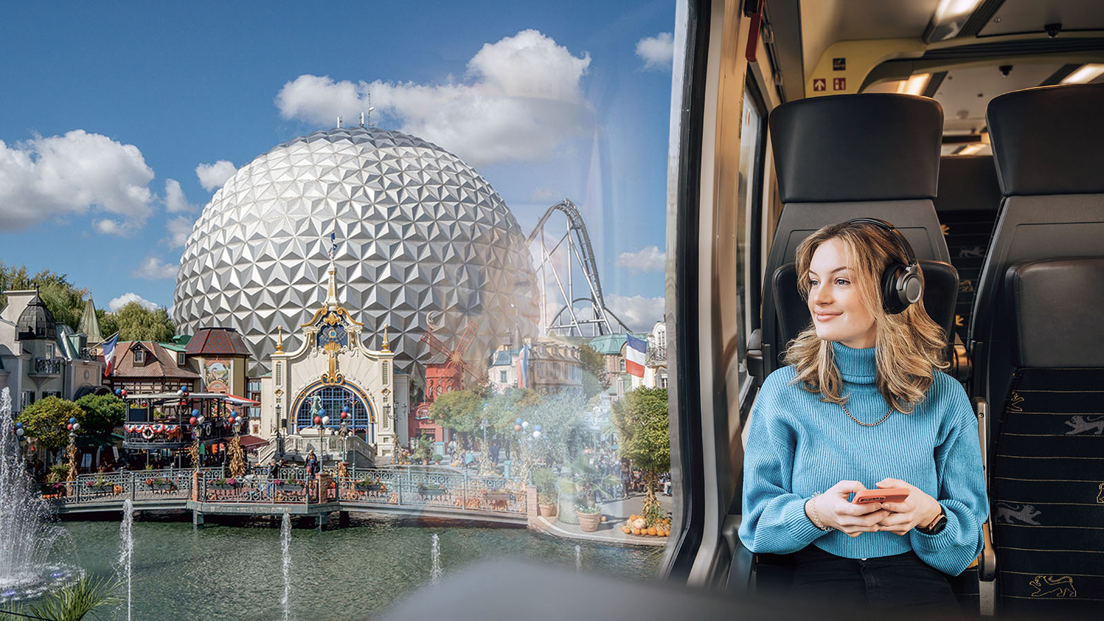 Eine junge Frau fährt mit der Bahn zum Europa-Park.