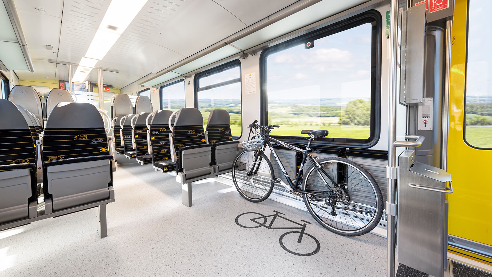 Ein Fahrrad steht auf dem dafür vorgesehenen Abstellplatz in einem bwegt-Zug