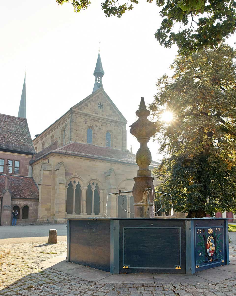 Das Kloster Maulbronn mit dem Brunnen im Vordergrund.