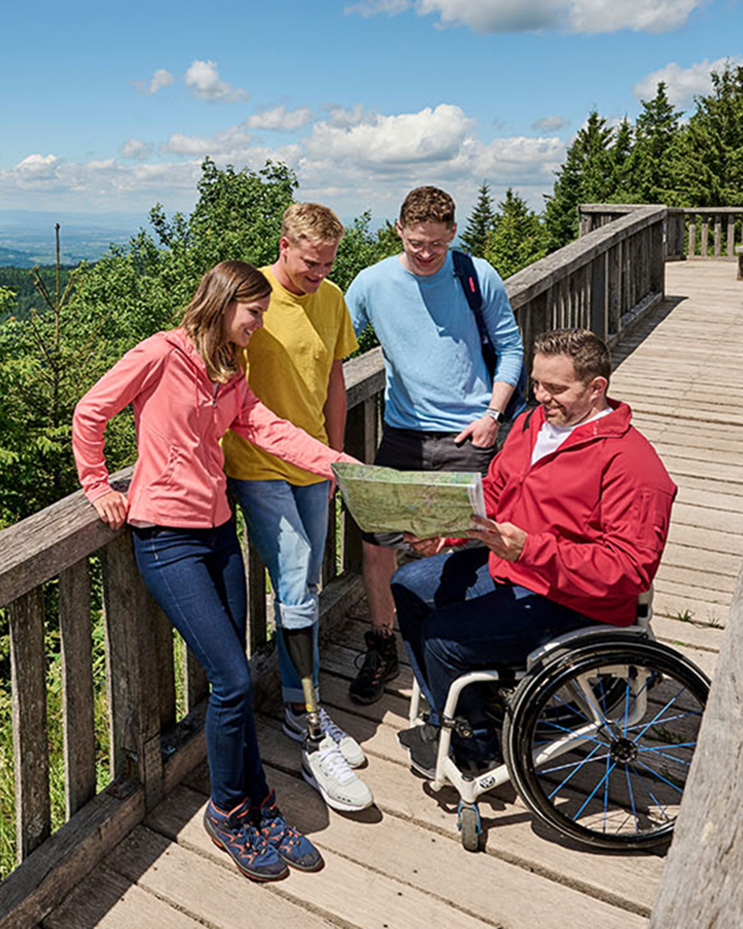 Eine Familie ist auf einer Brücke in der Natur unterwegs