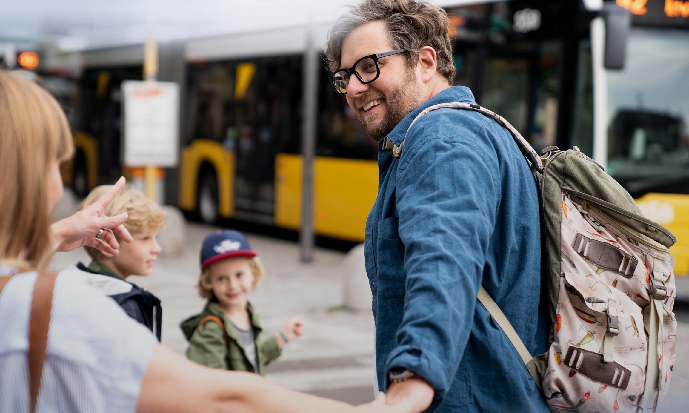 Familie am Bahnhof