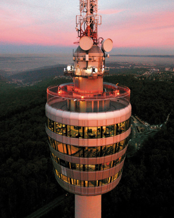 SWR Fernsehturm in Stuttgart bei Nacht